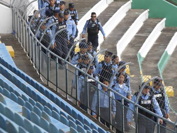 Completamente blindado se encuentra este sábado el estadio Olímpico de San Pedro Sula, a solo horas de que comience el partido Inter Miami vs Olimpia. Así se encuentra la seguridad dentro del coloso sampedrano.