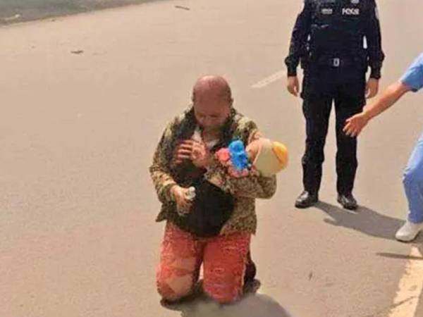 Quemaduras en todo su cuerpo, su cabello totalmente quemado y su piel colgando, así fue captada la abuela Alicia Teodoro tras arriesgarse y salvar la vida de su nieta, luego de una explosión de un camión de gas en la alcaldía Iztapalapa, en Ciudad de México, México. Así fue su heroica historia por la que la recordarán: