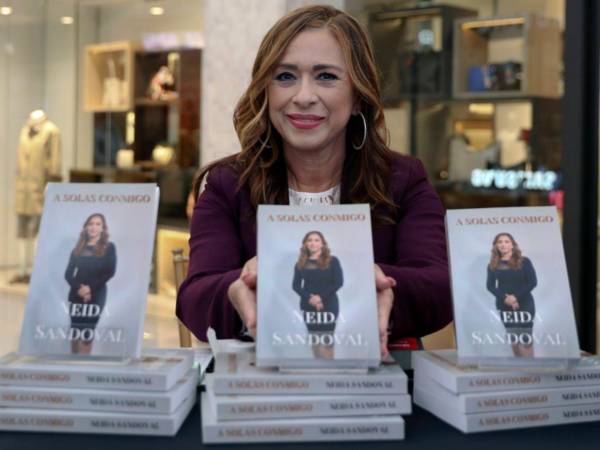 Sandoval presentó su libro 'A solas conmigo', que está inspirado en el dolor por la pérdida de su esposo, David Cochran, fallecido en 2022, y compuesto por 36 poemas que simbolizan sus años de matrimonio.