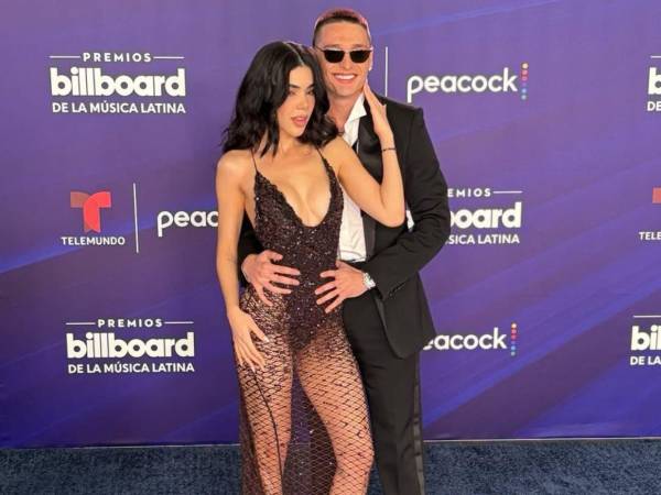 <b>Peso Pluma y Kenia Os</b> se robaron la <b>alfombra azul</b> de los <b>Premios Billboard de la Música Latina 2025</b>.