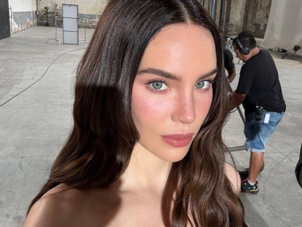 Belinda encabeza la lista Los 50 más bellos 2026 de People en Español, que también premia a Karol G, Zoe Saldaña, Dayanara Torres y Karim López en las categorías de música, actuación, TV y deporte.