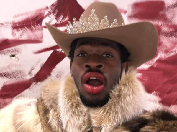 Lil Nas X enfrenta cuatro cargos penales en Los Ángeles tras ser arrestado en Studio City y hospitalizado por posible sobredosis.