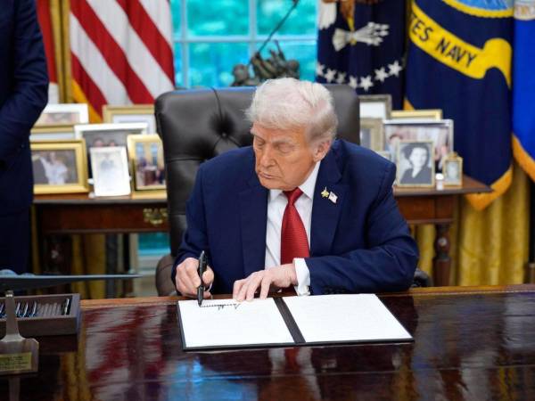 El presidente de Estados Unidos, Donald Trump, firma una orden ejecutiva en el Despacho Oval de la Casa Blanca en Washington.