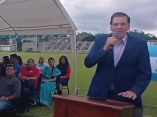 El gobernador de El Paraíso, Gerardo Valladares, preguntó a los pobladores si la presidenta Xiomara Castro cumplía como lo dice su eslogan, llevándose una respuesta negativa.