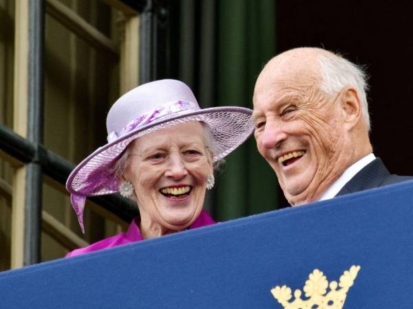 Reina Margarita II de Dinamarca y Rey Harald V de Noruega celebran a Rey Carlos XVI Gustavo de Suecia por sus 50 años en el trono.