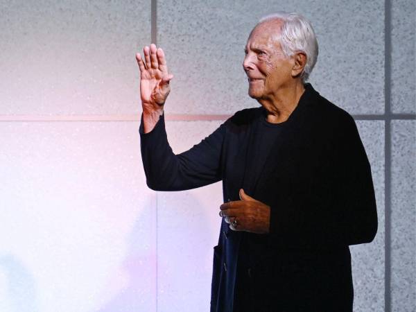 La leyenda de moda Giorgi Armani falleció este jueves a los 91 años, dejando tras de sí un imperio que abarca desde la moda hasta hoteles y restaurantes. Su fallecimiento marca el inicio de un nuevo capítulo para la firma que él fundó y consolidó.