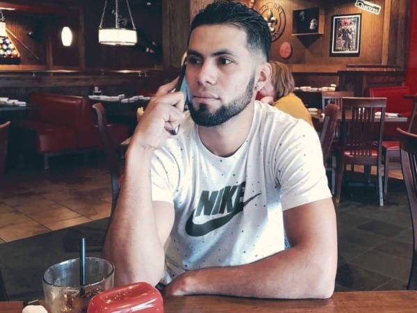 Familiares piden justicia por la muerte de Allbry Romero, conocido como Nego, luego de ser atacado con un puñal tras defender a una persona la noche del viernes en el sector de La Pozona, Puerto Cortés.