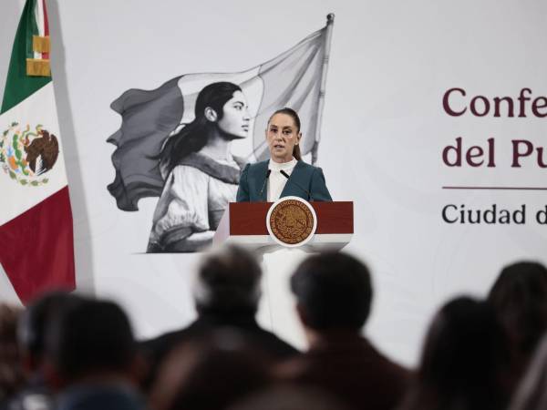 La presidenta de México, Claudia Sheinbaum, habla en una rueda de prensa este lunes, en Palacio Nacional de la Ciudad de México.