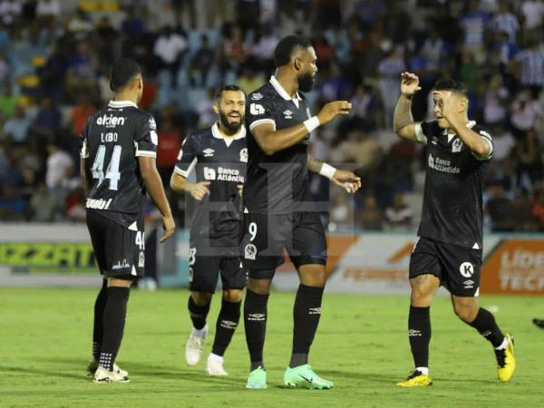 Olimpia sufrió ante un sorprendente Victoria pero logró remontarle en La Ceiba