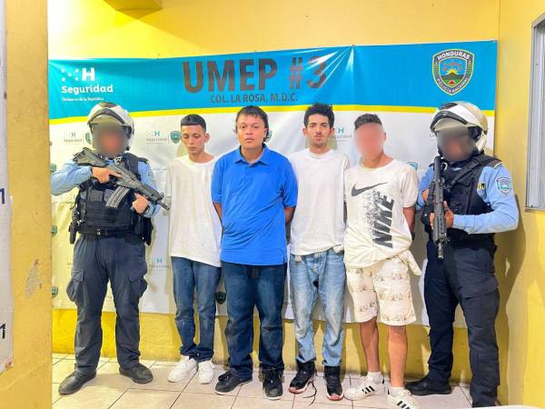 Los cuatro jóvenes detenidos por agentes preventivos de la Policía Nacional (PN).