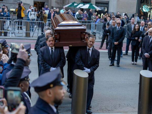 Una misa pública con fanáticos, amigos, y familiares se celebró una misa pública este lunes en la Catedral de San Patricio en la ciudad de Nueva York.