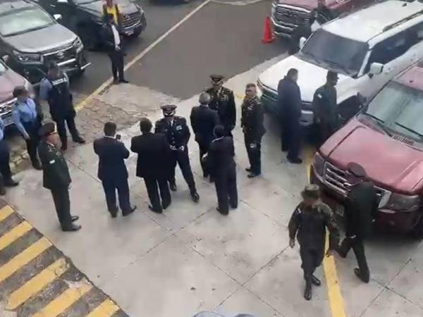 La cúpula militar llegó al hemiciclo, al igual que el ministro de Defensa, Roosevelt Hernández, para reunirse con la comisión permanente dirigida por Luis Redondo.