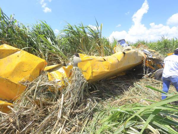 Restos metálicos retorcidos, fragmentos del fuselaje dispersos entre los cultivos y el fuerte olor a combustible marcaban la escena donde una avioneta de fumigación se estrelló la mañana del domingo en campos bananeros de la aldea Cruz de Valencia, en La Lima, Cortés, al norte de Honduras.