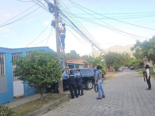 Elementos de varias unidad de la Policía Nacional (PN) en la deshabilitación de las cámaras de seguridad.