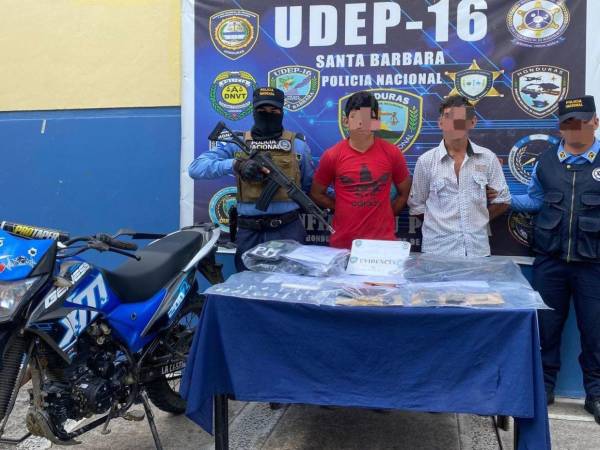 Los sujetos fueron encontrados en posesión de armas de fuego y una motocicleta.