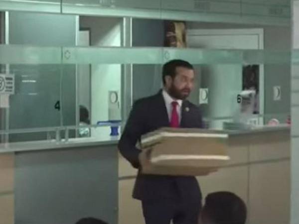 El secretario ejecutivo del IP llegó al MP cargando una caja con los 41 expedientes que contiene la denuncia.