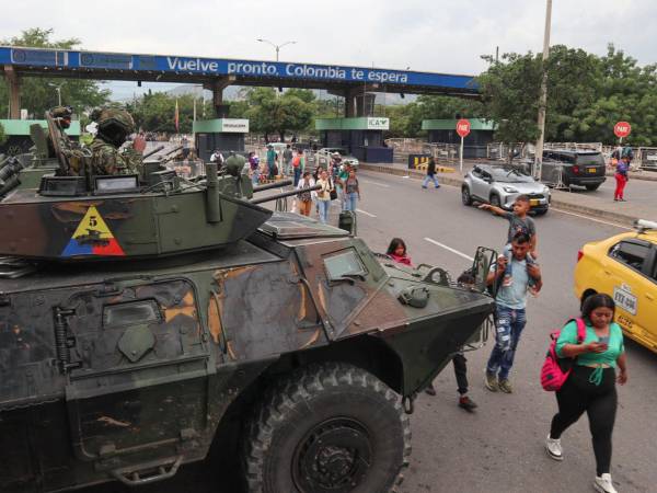 El presidente colombiano, Gustavo Petro, anunció este sábado un refuerzo de la seguridad en la frontera con Venezuela para atender una eventual llegada masiva de refugiados de ese país tras el ataque de Estados Unidos a Venezuela y la captura de Nicolás Maduro y su esposa, Cilia Flores.