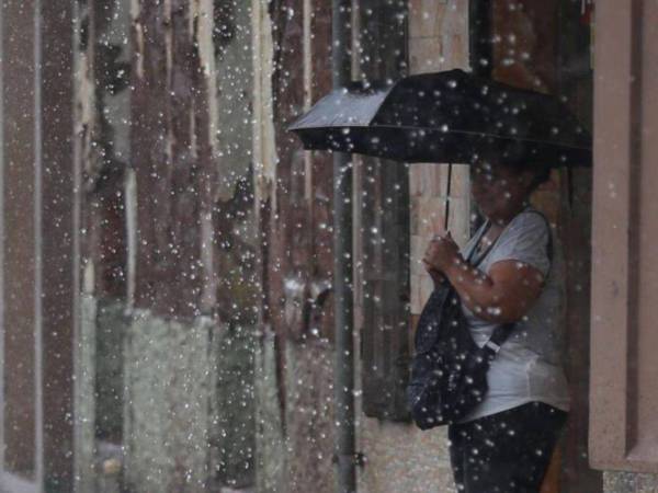 Expertos del clima advierten que hoy continuarán lluvias de moderadas a fuertes con tormentas eléctricas, afectando principalmente al occidente y sur del país