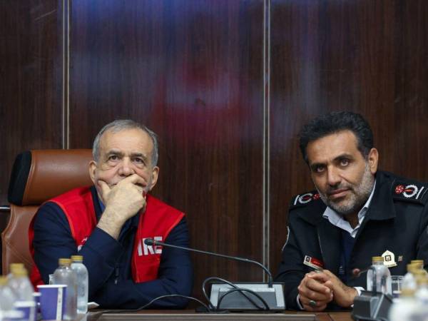 Fotografía difundida este lunes por la agencia de noticias iraní Tasnim que muestra al presidente de Irán, Masoud Pezeshkian (i), durante una visita a una estación de bomberos.