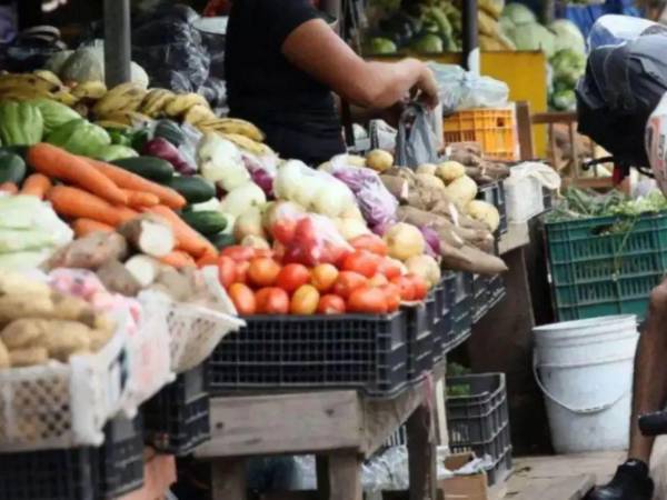 Variación de precios en la canasta básica: huevo y verduras a la baja en la feria capitalina.