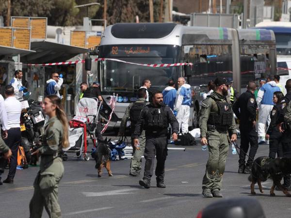 El servicio de emergencias Magen David Adom (MDA) reportó escenas de pánico, heridos tendidos en la vía y daños materiales tras el atentado en Israel.
