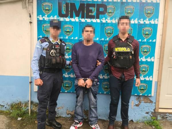 El sujeto fue detenido por la Policía Internacional en el aeropuerto Villeda Morales de la zona norte y entregado a las autoridades.