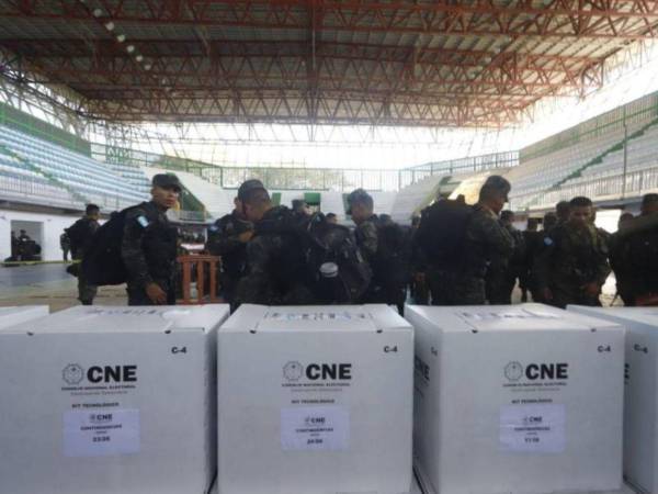 Militares custodios de maletas electorales, en cumplimiento a su función atribuída por la Constitución.