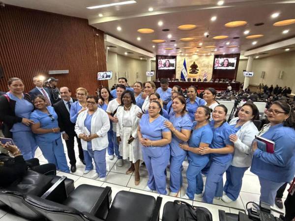 A pesar de tener acercamientos con diferentes autoridades la crisis en Salud se agudiza. Las enfermeras también anuncian protestas por despidos por mensajes de texto.