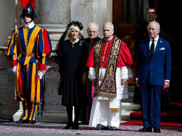 Durante su visita al Vaticano, el rey Carlos III del Reino Unido abordó temas sobre el compromiso común de promover la paz y la seguridad frente a los retos globales y la protección del medio ambiente. Además, rezó junto al papa León XIV en la Capilla Sixtina.