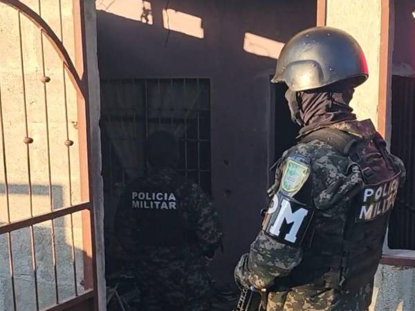 Las autoridades llegaron hasta las viviendas de los sospechosos de estafa cibernética.