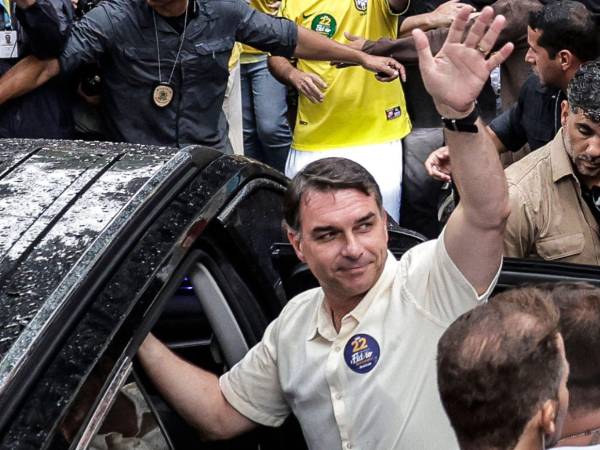 Flávio Bolsonaro es investigado en el Supremo por una causa de supuesto lavado de dinero, de acuerdo con los diarios O Estado de S. Paulo y O Globo.