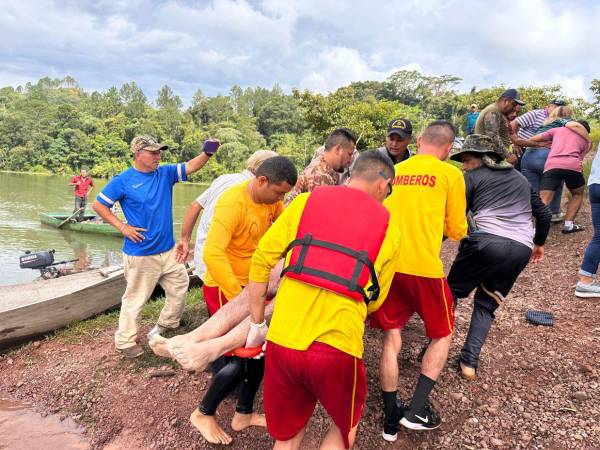 Momento en que el cuerpo del joven empresario era rescatado por elementos bomberiles y pobladores de la zona.