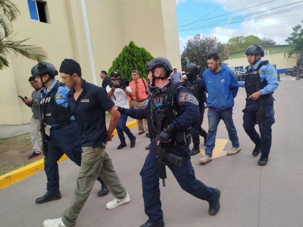 Los sospechosos, quienes son hermanos, fueron trasladados a la Dirección Policial de Investigaciones en Tegucigalpa.