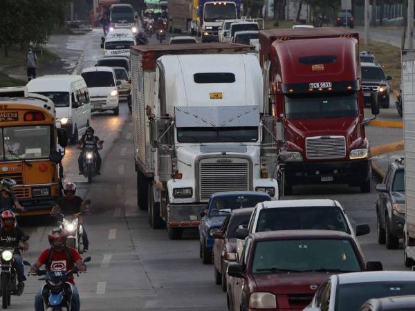 Tráfico bulevar del sur. Congestionamiento en la ciudad de San Pedro Sula. Fotografía: Yoseph Amaya | LA PRENSA