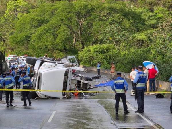 Las investigaciones sobre la tragedia ocurrida este miércoles 17 junio, en la cuesta de El Rodeo, Comayagua, continúan arrojando nuevos elementos. La Policía Nacional informó que una de las principales hipótesis apunta a que la grúa involucrada se desplazaba a alta velocidad, situación que habría impedido al conductor reaccionar a tiempo y evitar la colisión con el autobús policial.