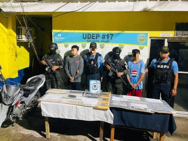 A los detenidos les decomisaron varios envoltorios con supuesta droga.