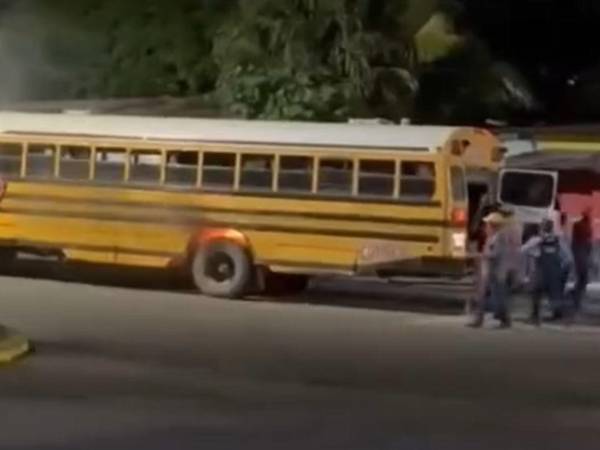 En la zona de las llantas traseras del automotor comenzaron a salir llamas, por lo que los simpatizantes de Libre de inmediato abandonaron el vehículo.