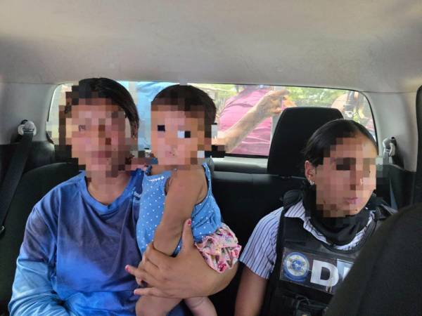 La madre manifestó que se fue a trabajar y dejó a la niña al cuidado de su padre; sin embargo, cuando regresó, no quisieron entregarle a la menor.