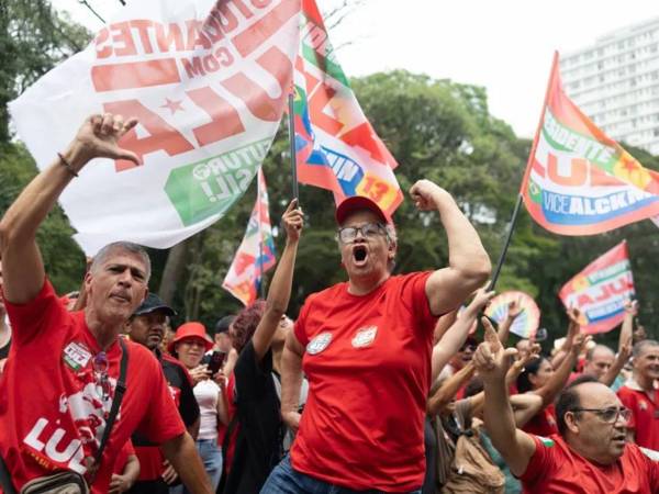 Campaña. Miles de simpatizantes del presidente de Brasil, Luiz Inácio Lula da Silva, se congregan en la Avenida Paulista de São Paulo durante un acto de campaña en busca de dar vuelta a los resultados de la primera vuelta electoral.