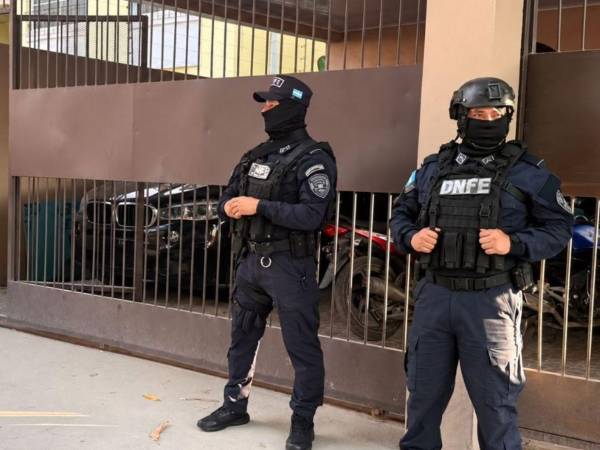Durante las inspecciones realizadas en los cuatro inmuebles, las autoridades localizaron vehículos de dos y cuatro ruedas, dinero en efectivo y armas de fuego.