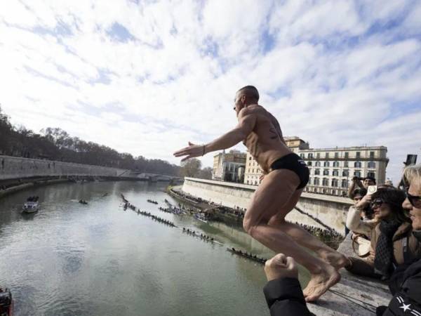 Marco Fois, 'Mr Ok', saltó desde el puente Cavour en Roma, deseando un año sin guerras, mientras el Papa llamaba a evitar la violencia en 2026.