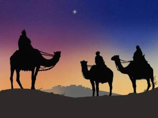 La tradición posterior identificó a estos magos como Melchor, Gaspar y Baltasar, nombres que surgieron durante la Edad Media.