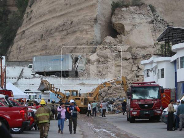 Trabajos de búsqueda sin parar, horas realizando labores de enfriamiento y excavación para poder recuperar los tres cuerpos que quedaron soterrados, luego de que un cerro colapsara y provocara un incendio de gran magnitud el martes en unas bodegas del anillo periférico. Aquí una recopilación de fotos: