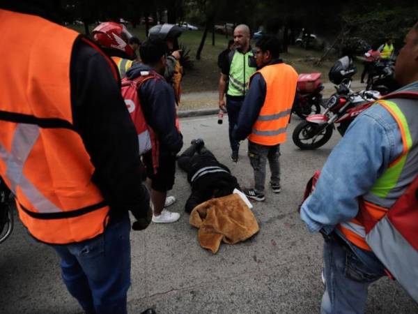 Un joven repartidor resultó gravemente herido la tarde de este domingo 18 de enero, luego de ser embestido por un vehículo tipo turismo mientras se desplazaba en su motocicleta en la colonia Loarque, de la capital.