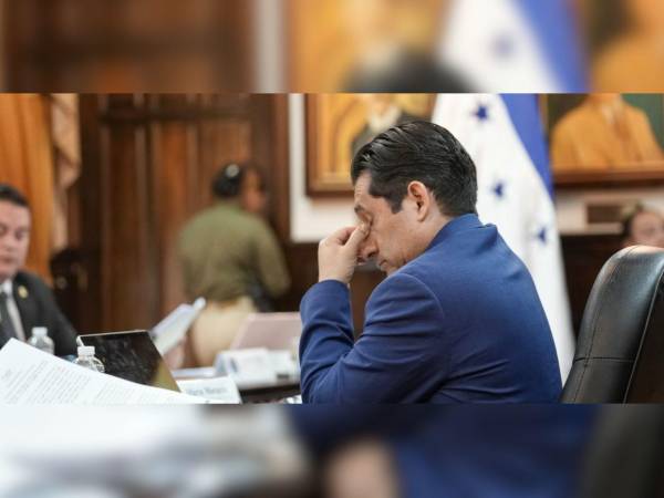 Mario Morazán compareció ante el Congreso Nacional durante el juicio político en su contra por presuntas irregularidades en el TJE.