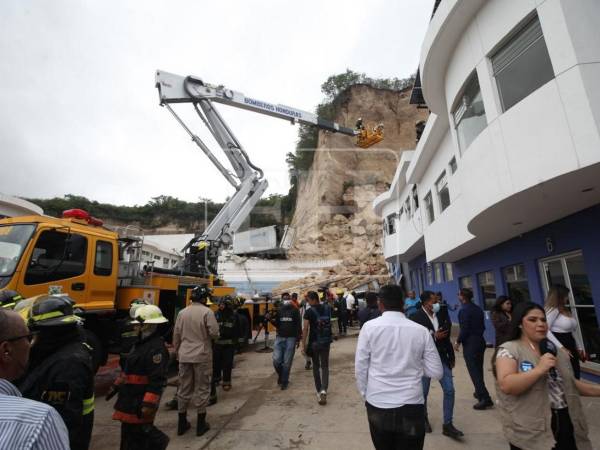 Ante la magnitud de la tragedia registrada este martes en el anillo periférico, a la altura de la colonia Río Grande Sur, los distintos cuerpos de socorro del país realizaron un amplio despliegue de maquinaria pesada para las labores de rescate.