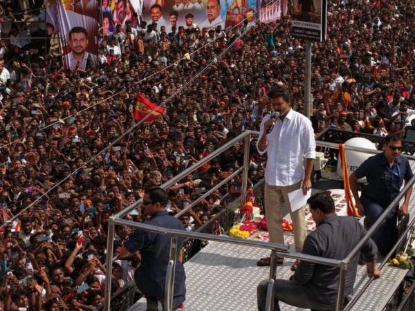 Los reportes también indican al menos 50 personas heridas en el mitin político.