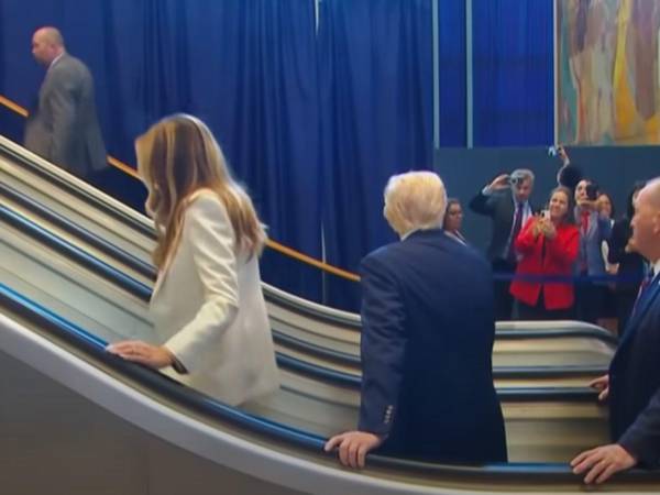 La primera dama, Melania Trump, decidió subir las gradas caminando, su esposo siguió sus pasos.