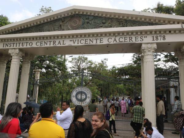 La protesta fue suspendida tras negociaciones con autoridades de Educación que se comprometieron a dar respuesta oficial sobre la dirección del centro educativo