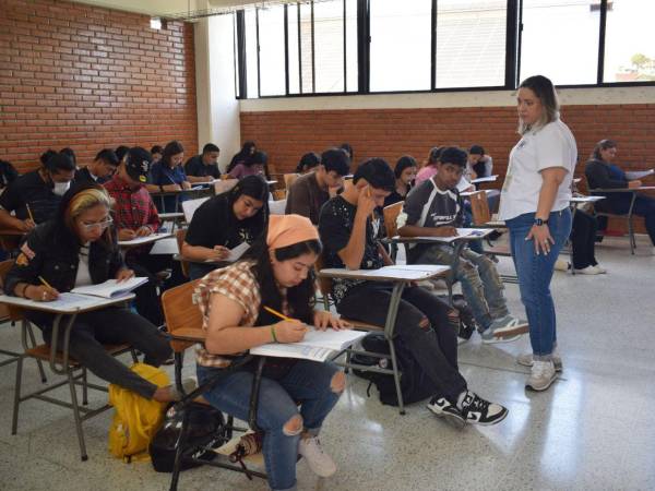 Las autoridades de la Universidad Pedagógica Nacional Francisco Morazán (UPNFM) aplicaron este domingo la prueba de admisión en Tegucigalpa y ocho centros regionales a nivel nacional.